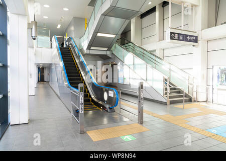 Spostamento automatico escalator, Nippori Toneri Liner stazione Adachi-Odai, Adachi-Ku, Tokyo, Giappone Foto Stock