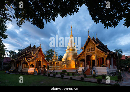 Golden pagoda di Wat Phra Singh tempio. Chiang Mai, Thailandia. Foto Stock