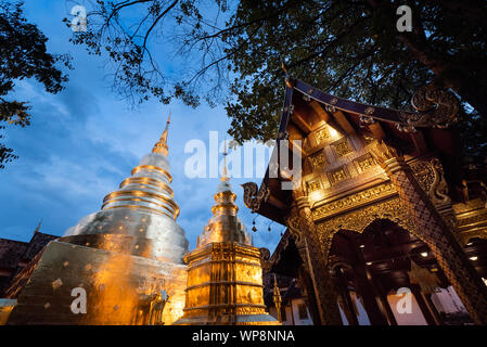 Golden pagoda di Wat Phra Singh tempio. Chiang Mai, Thailandia. Foto Stock