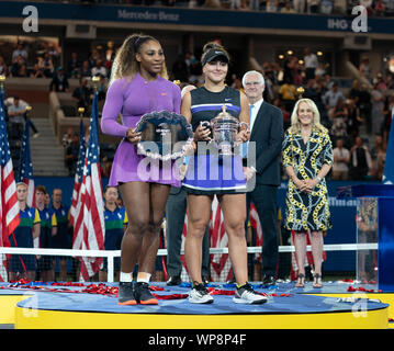 New York, NY - 7 Settembre 2019: Bianca Andreescu (Canada) e Serena Williams (USA) pongono con trofei dopo womens partita finale a US Open Championships a Billie Jean King National Tennis Center Foto Stock