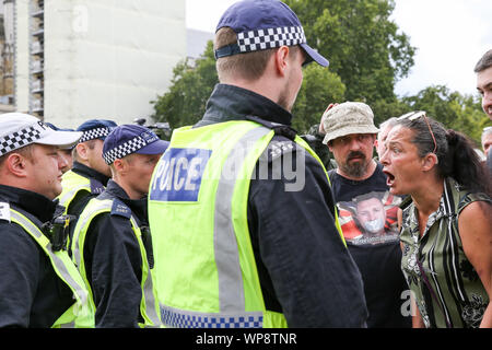 Londra, Regno Unito. 07Th Sep, 2019. Un sostenitore di Stephen Yaxley-Lennon, noto come Tommy Robinson è visto affrontare gli ufficiali della polizia durante la protesta Pro-Brexit presso la piazza del parlamento di Westminster a Londra. Credito: SOPA Immagini limitata/Alamy Live News Foto Stock