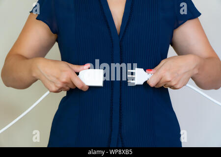 Business donna collegare due cavi elettrici Foto Stock