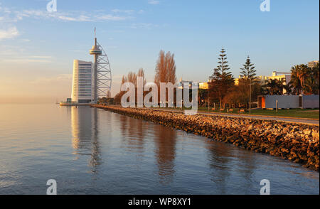 Torre Vasco da Gama dal fiume Tago a Lisbona. Lisbona, Portogallo. Foto Stock
