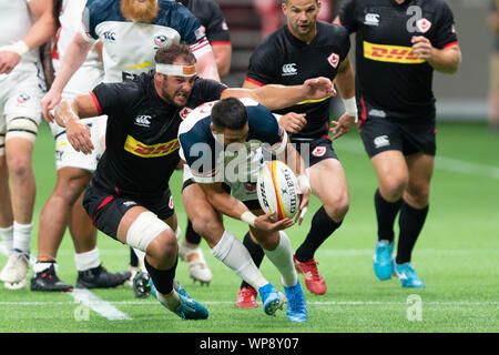 Vancouver, Canada. Il 7 settembre, 2019. Canada Tyler Ardron (C) (8) (sinistra), andando per affrontare in U.S.A. Nate Augspurger (9). Stati Uniti d'America vince 25-15. Coppa del Mondo di Rugby pre-game - Canada vs USA, presso lo Stadio BC Place, Vancouver, Canada. Gerry Rousseau/Alamy Live News Foto Stock