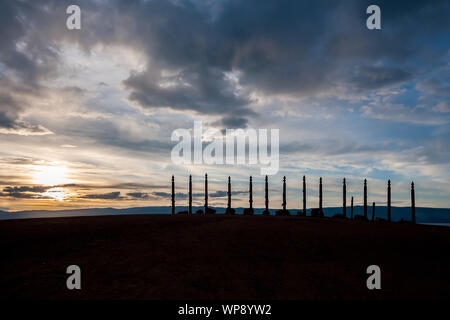 Un luogo sacro di potenza con pilastri e nastri a Cape Burhan di Olkhon Island al tramonto. Tradizioni di Buryatia in Russia. Riti Shamanistic Foto Stock