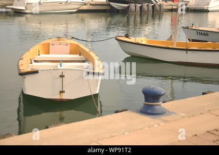 Barca in acqua al marina Foto Stock