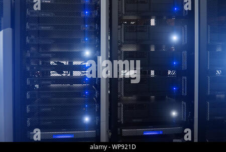 Blue rack di server. Concetto di tecnologia Foto Stock