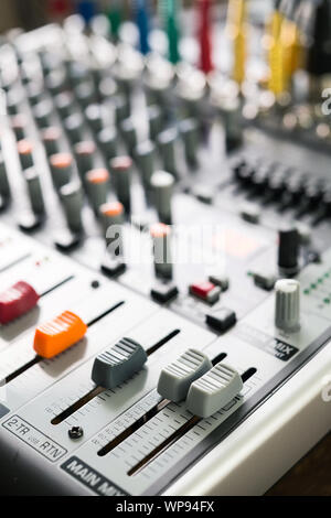 Mixer audio, attrezzature musicali, sound design tecnologia. Foto Stock