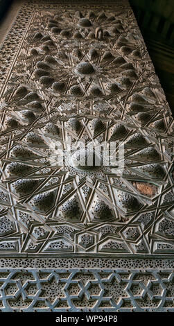 Geometrico in bronzo inciso piastra-decorazioni dell'ingresso principale della pubblica antica moschea di Sultan Al Moaayad, vecchio Cairo, Egitto Foto Stock