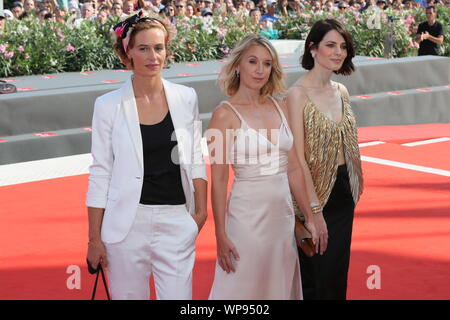 Venezia, Italia - 01 settembre: Yulia Snigir, Ludivine Sagnier, Cecile de France a piedi il tappeto rosso di "Il nuovo Papa' lo screening durante la 76th Venezia Foto Stock