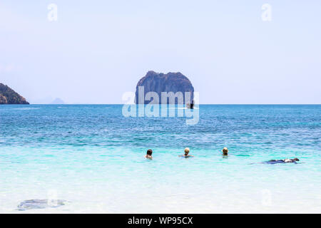 Il turista nuotare e tuffarsi per un momento di relax a Koh Hong Islands situato nel parco nazionale nel mare delle Andamane. Provincia di Krabi Thailandia. Foto Stock