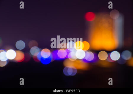 Notte crepuscolo luce sfocata bokeh in downtown Bangkok abstract background. Foto Stock