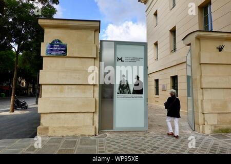 Donna che cammina nella nuova liberazione del museo di Parigi vicino a Place Denfert-Rochereau. Ha aperto le sue porte il settantacinquesimo anniversario. Parigi, Francia. Foto Stock