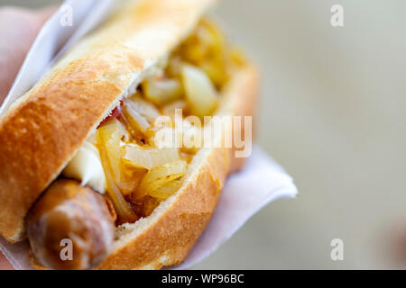 Street fast food - hot dog con salsiccia alla brace e fryed cipolla - Vista ravvicinata Foto Stock