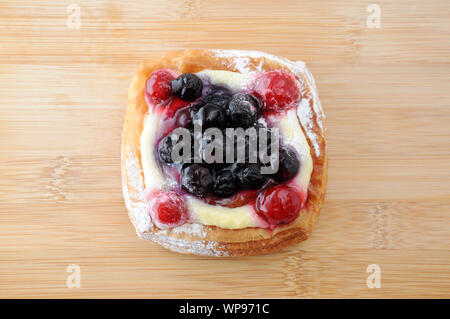 Mirtillo torta con crema pasticcera isolato sul tavolo Foto Stock