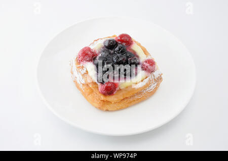 Mirtillo torta con crema pasticcera su una piastra isolata su sfondo bianco Foto Stock