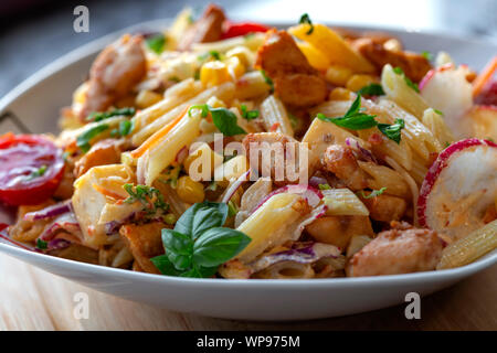 Insalata fresca con grigliate di carne di pollo e pasta - Vista ravvicinata Foto Stock