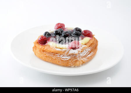Mirtillo torta con crema pasticcera su una piastra isolata su sfondo bianco Foto Stock