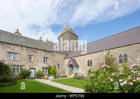 Il XII secolo Penmon Priory e St Seiriol la Chiesa sull'Isola di Anglesey, Galles del Nord, Regno Unito Foto Stock