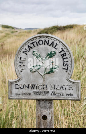 Il National Trust firmare a Dunwich Heath una brughiera costiere con specie quali il Dartford trillo, nightjar, Woodlark, sommatori, Suffolk, Inghilterra, Regno Unito Foto Stock