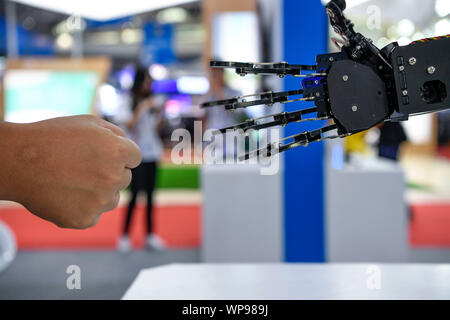 Pechino, la Cina del Ningxia Hui Regione autonoma. 7 Sep, 2019. Un visitatore riproduce il finger-indovinare con un robot in una fiera delle alte tecnologie e attrezzature durante il quarto China-Arab membri Expo di Yinchuan, a nord-ovest della Cina di Ningxia Hui Regione autonoma, Sett. 7, 2019. Credito: Feng Kaihua/Xinhua/Alamy Live News Foto Stock