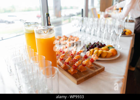 Banca di vetro di limonata con spicchi di agrumi su un tavolo da buffet. Summer party all'aperto. Detox. Foto Stock