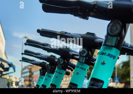 Hannover, Germania, Agosto 24, 2019: manubrio di parcheggiato e-shooters in affitto sul marciapiede Foto Stock