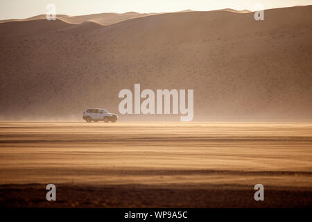 Veicolo fuoristrada, dune di sabbia, Sharqiya sabbie o Wahiba Sands, Al Raka, Oman Foto Stock