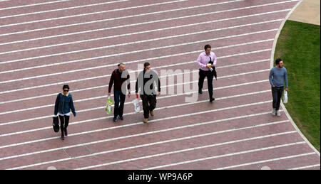 Vista aerea di cinque persone che camminano in Centenary Square, Birmingham, Regno Unito Foto Stock
