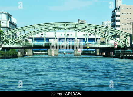 Ponte di ferro sul fiume Sumida, Tokyo, Giappone Foto Stock