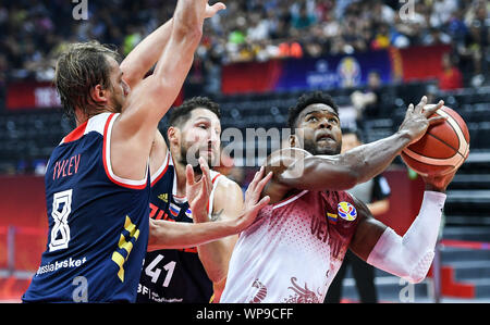 Foshan, la Cina della provincia di Guangdong. 8 Sep, 2019. Nestor Colmenares (R) del Venezuela compete durante il gruppo I match tra il Venezuela e la Russia al 2019 FIBA World Cup di Foshan, Cina del sud della provincia di Guangdong, sul Sett. 8, 2019. Credito: Xue Yubin/Xinhua/Alamy Live News Foto Stock