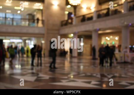 La sfocatura di persone nel centro commerciale per lo shopping con sfondo bokeh di fondo Foto Stock