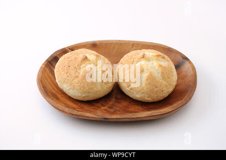 Il kaiser tedesco rotolo pane closeup isolati su sfondo bianco Foto Stock