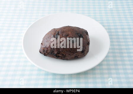 Chocolate Chip pane sulla piastra isolata sulla tovaglia Foto Stock