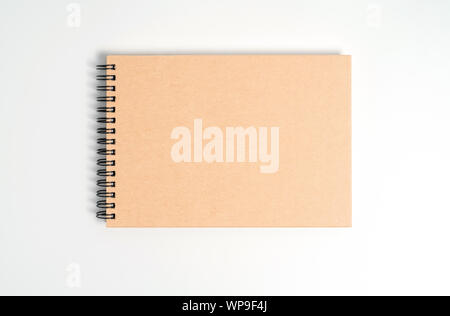 Un notebook su una molla. Isolato su sfondo bianco. Foto Stock