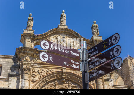 Cartello turistico di fronte al Priorato Chiesa di El Puerto de Santa Maria, Spagna Foto Stock