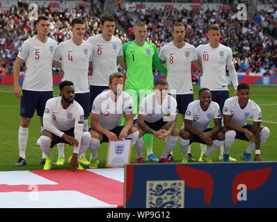 Londra, Inghilterra. Settembre 07: Inghilterra Team Shoot Bancata posteriore:- Michael Keane, Declan Riso, Harry Maguire, Giordania Pickford, Giordania Henderson e Ross Bar Foto Stock