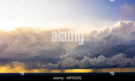 Immagine aerea di tempesta scure nuvole sopra la terra. Panoramica aerea di nuvole temporalesche. Panorama di nuvole di tuono. Vista da fuco. Antenna colpo d'occhio. Foto Stock