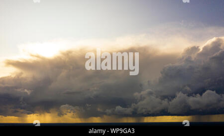 Immagine aerea di tempesta scure nuvole sopra la terra. Panoramica aerea di nuvole temporalesche. Panorama di nuvole di tuono. Vista da fuco. Antenna colpo d'occhio. Foto Stock