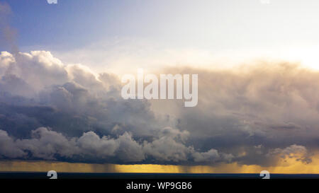 Immagine aerea di tempesta scure nuvole sopra la terra. Panoramica aerea di nuvole temporalesche. Panorama di nuvole di tuono. Vista da fuco. Antenna colpo d'occhio. Foto Stock