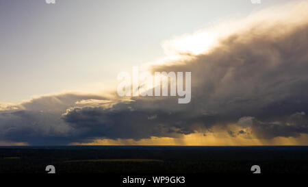 Immagine aerea di tempesta scure nuvole sopra la terra. Panoramica aerea di nuvole temporalesche. Panorama di nuvole di tuono. Vista da fuco. Antenna colpo d'occhio. Foto Stock