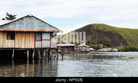 Palafitte in Doyo Lama, Lago Sentani, Papua occidentale, in Indonesia Foto Stock