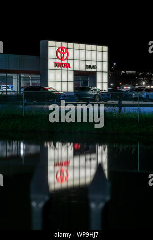 SYRACUSE, NEW YORK - Sep 05, 2019: vista notturna di Toyota concessionaria esterno. Foto Stock