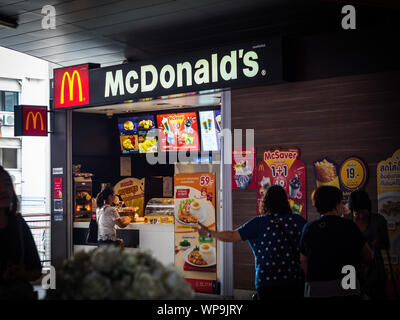 BANGKOK, Thailandia - maggio 6,2017 : i passeggeri non identificato ordinare del cibo in un contatore servizio ristorante McDonald's in BTS Skytrain Phayathai Station su M Foto Stock