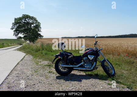 Moto parcheggiate nel paesaggio rurale, Meclenburgo-Pomerania Occidentale, Mar Baltico, Germania Foto Stock