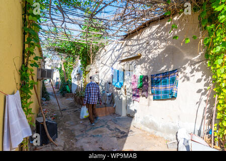 Doha, Qatar - Dic 17, 2016: lavoratori migranti quartiere nel vecchio quartiere Msheireb. Preso nel pomeriggio su un inizio di giornata invernale, Doha, Qatar Foto Stock