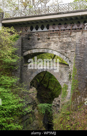 Ponte del Diavolo di una rinomata località di tre ponti, uno sull'altro al di sopra di un anfratto roccioso vicino Aberyswyth nel Galles centrale. Foto Stock