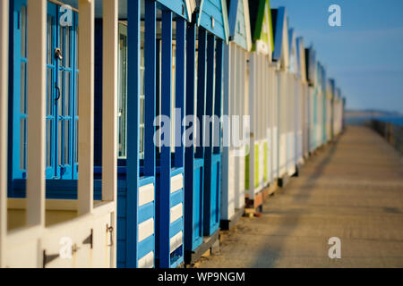 Cabine sulla spiaggia, sul lungomare a Southwold. Foto Stock