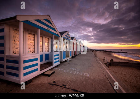 Cabine sulla spiaggia, sul lungomare a Southwold. Foto Stock