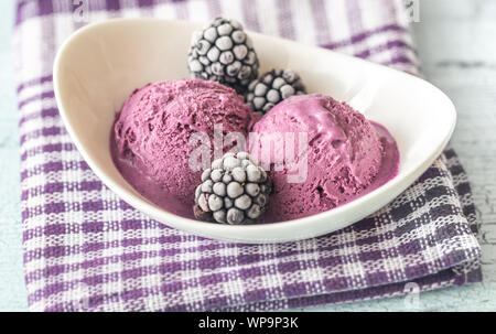 Ciotola di blackberry lavanda di gelati Foto Stock
